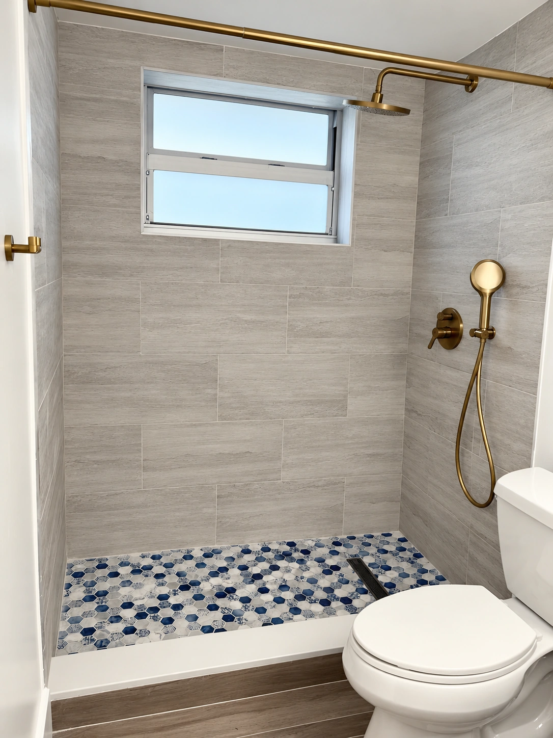 Ducha en porcelanato travertino con ducha de lluvia y teleducha de latón, piso de mosaico hexagonal azul